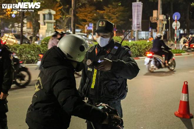 Nhiều thanh thiếu niên ngã sõng soài khi quay xe bỏ chạy né chốt 141-15