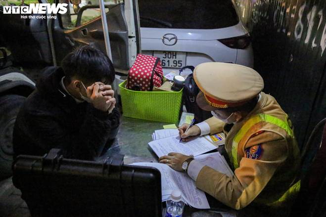 Nhiều thanh thiếu niên ngã sõng soài khi quay xe bỏ chạy né chốt 141-7