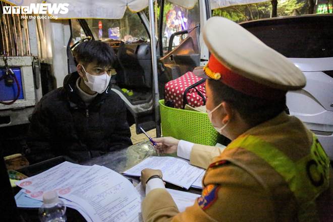 Nhiều thanh thiếu niên ngã sõng soài khi quay xe bỏ chạy né chốt 141-8