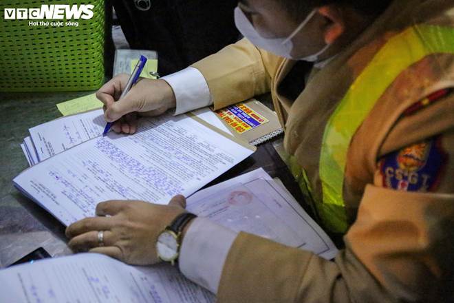 Nhiều thanh thiếu niên ngã sõng soài khi quay xe bỏ chạy né chốt 141-16