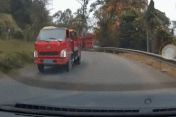 Clip: Cửa thùng xe tải bất ngờ bật mở, đập nát kính chắn gió ô tô