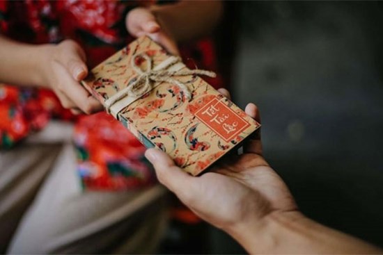 Thưởng Tết cao hơn chồng, vợ tôi mua quà biếu nhà ngoại sang hơn nhà nội