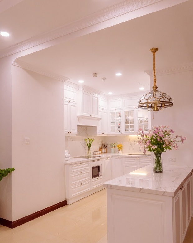 Cựu” Táo Y tế Vân Dung hé lộ căn hộ tone trắng tinh tế, ngập tràn không khí Tết qua một chi tiết-6