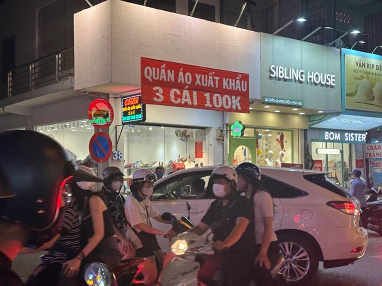 10 ngày nữa tới Tết, chủ shop TP HCM dùng đủ chiêu hút khách nhưng vẫn than thở: Khách đâu cả rồi?-1