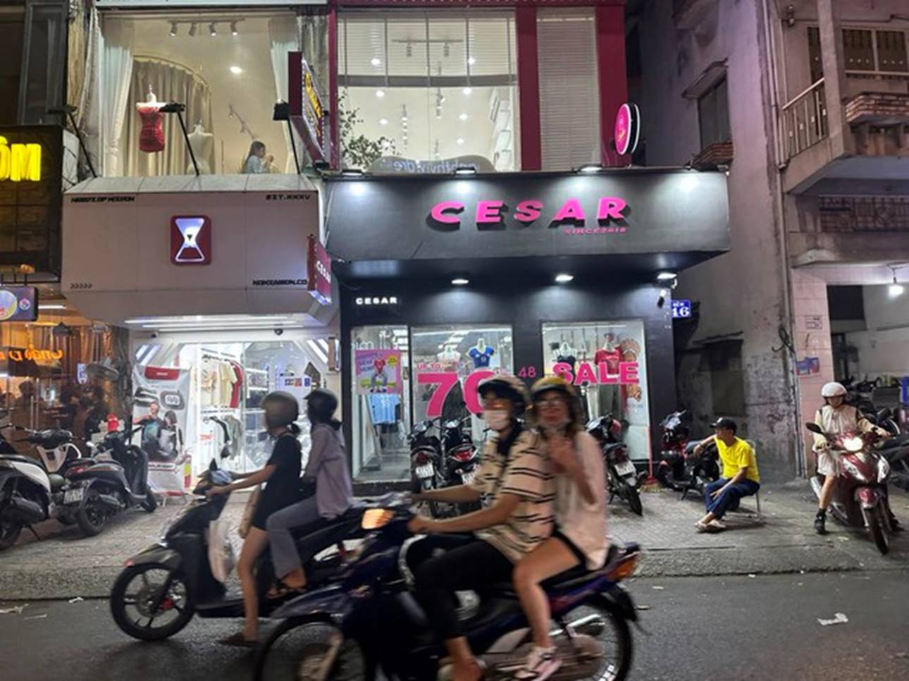 10 ngày nữa tới Tết, chủ shop TP HCM dùng đủ chiêu hút khách nhưng vẫn than thở: Khách đâu cả rồi?-2