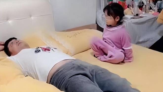 Con gái 3 tuổi đang chơi với bố trên giường thì bất ngờ nôn mửa, đưa đến bệnh viện bác sĩ nói Đã muộn-1