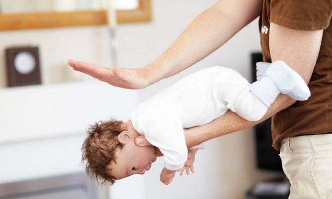 Con gái 3 tuổi đang chơi với bố trên giường thì bất ngờ nôn mửa, đưa đến bệnh viện bác sĩ nói Đã muộn-5