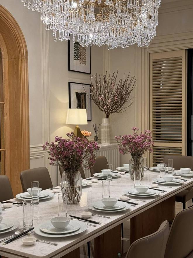 Noo Phước Thịnh bước vào nhà ngạc nhiên khi mẹ đã trang trí Tết rực rỡ, biệt thự bên trong sang chảnh như khách sạn-1