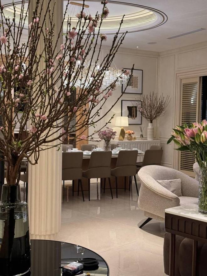 Noo Phước Thịnh bước vào nhà ngạc nhiên khi mẹ đã trang trí Tết rực rỡ, biệt thự bên trong sang chảnh như khách sạn-2