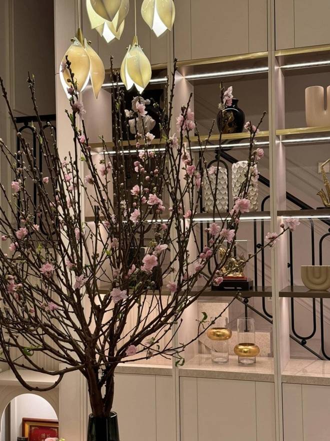 Noo Phước Thịnh bước vào nhà ngạc nhiên khi mẹ đã trang trí Tết rực rỡ, biệt thự bên trong sang chảnh như khách sạn-3