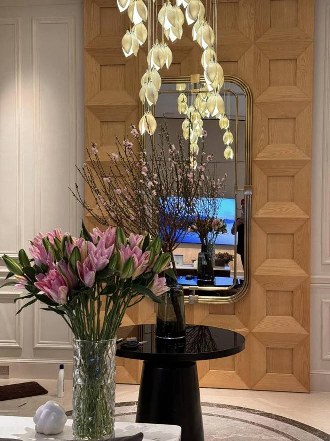 Noo Phước Thịnh bước vào nhà ngạc nhiên khi mẹ đã trang trí Tết rực rỡ, biệt thự bên trong sang chảnh như khách sạn-4