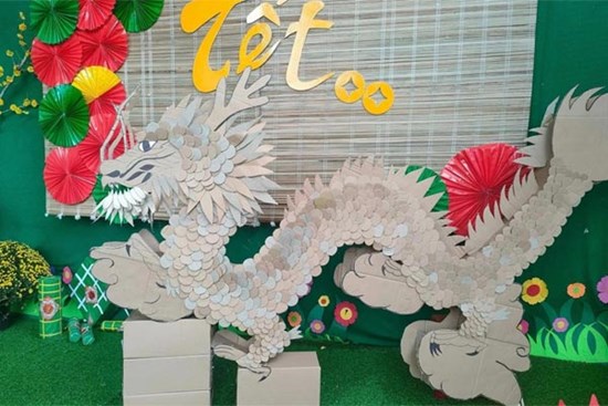Linh vật rồng từ thùng giấy của giáo viên mầm non