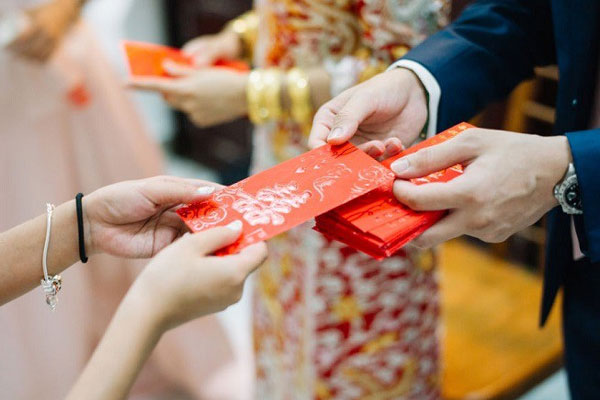 Bí mật trong chiếc phong bì thưởng Tết cho 2 con dâu, phần của chị dâu vô sinh đầy bất ngờ-1