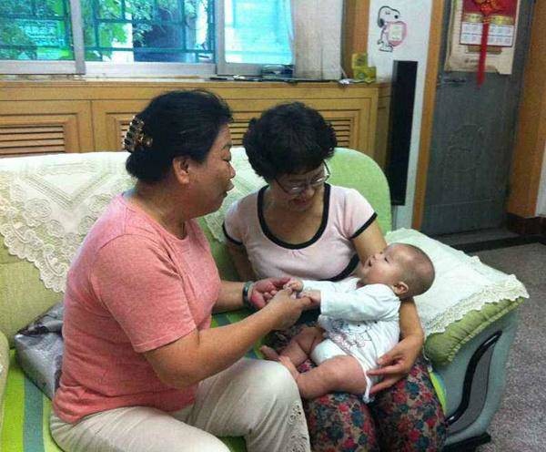 Gửi con về trước Tết cho bà nội chăm sóc, 1 tháng sau nữ giám đốc khóc hận khi nhìn thấy bộ dạng đứa trẻ-1