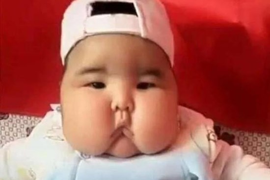 Gửi con về trước Tết cho bà nội chăm sóc, 1 tháng sau nữ giám đốc khóc hận khi nhìn thấy bộ dạng đứa trẻ