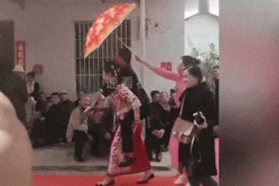Đi ở rể được cô dâu tới rước, chàng trai bị cả cõi mạng chỉ trích “không xứng làm chồng” vì một hành động