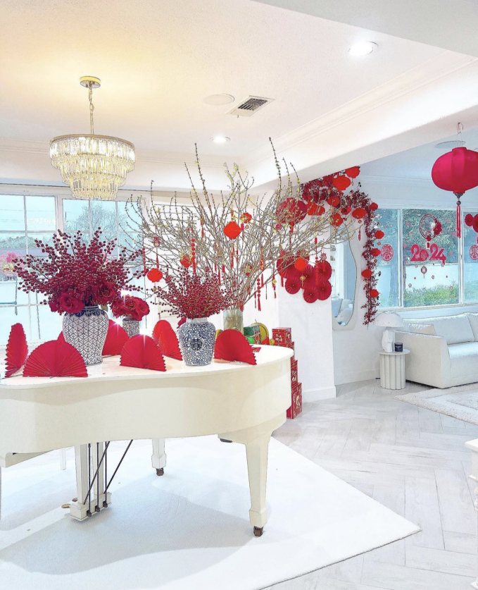 Nàng hậu phu nhân hào môn khoe trang trí đón Tết ở Mỹ: Biệt thự triệu đô phủ sắc đỏ, 1 chi tiết gây chú ý-2