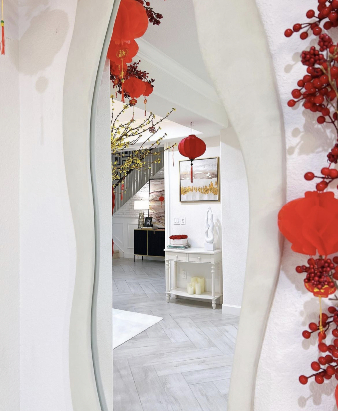 Nàng hậu phu nhân hào môn khoe trang trí đón Tết ở Mỹ: Biệt thự triệu đô phủ sắc đỏ, 1 chi tiết gây chú ý-3