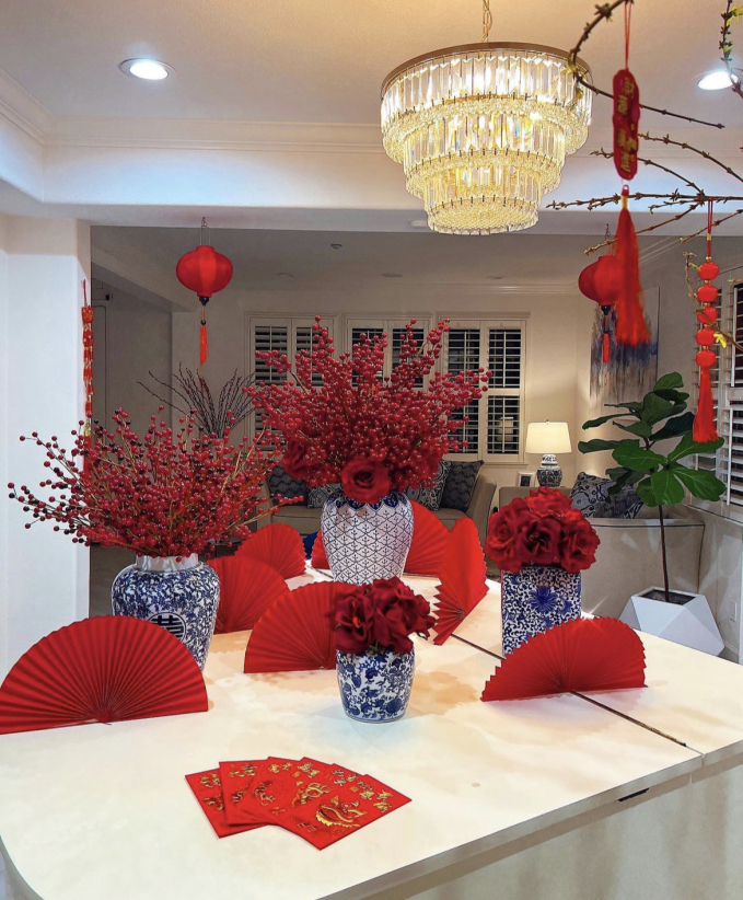 Nàng hậu phu nhân hào môn khoe trang trí đón Tết ở Mỹ: Biệt thự triệu đô phủ sắc đỏ, 1 chi tiết gây chú ý-4