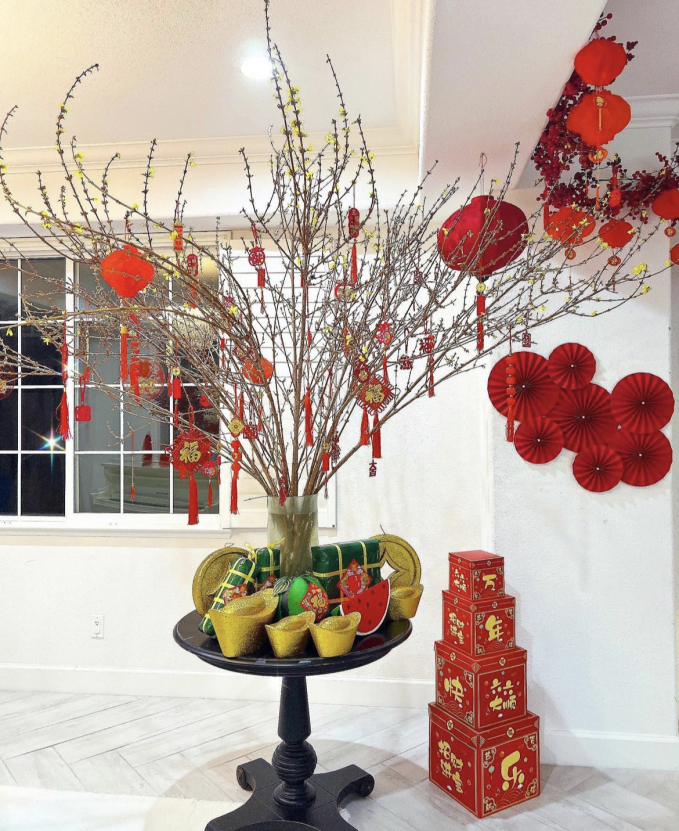 Nàng hậu phu nhân hào môn khoe trang trí đón Tết ở Mỹ: Biệt thự triệu đô phủ sắc đỏ, 1 chi tiết gây chú ý-5