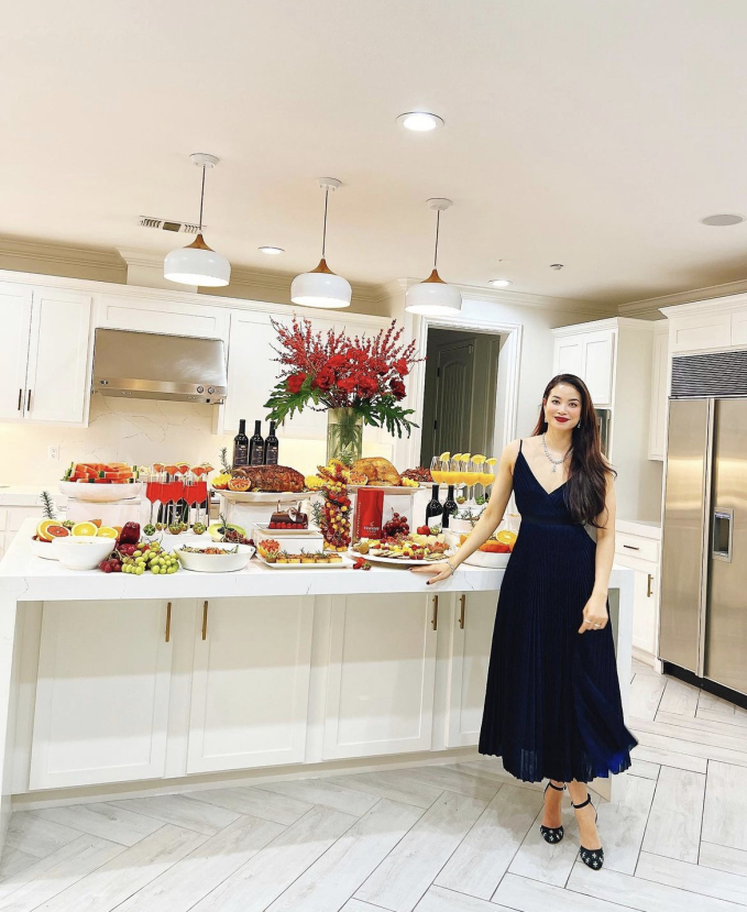 Nàng hậu phu nhân hào môn khoe trang trí đón Tết ở Mỹ: Biệt thự triệu đô phủ sắc đỏ, 1 chi tiết gây chú ý-6