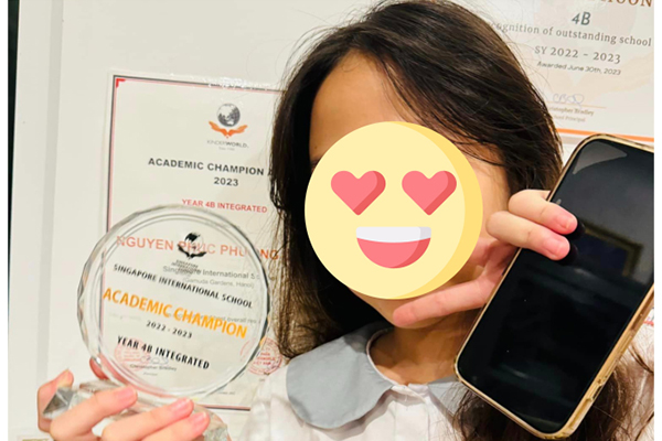 Xác minh việc học sinh đứng ở cổng trường chào giáo viên giữa trời lạnh giá-2