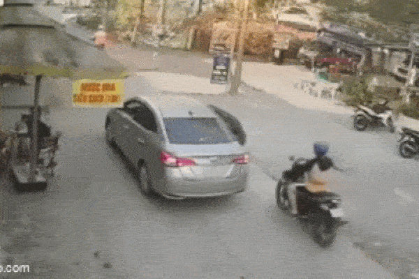 Clip: Ô tô mở cửa bất cẩn 