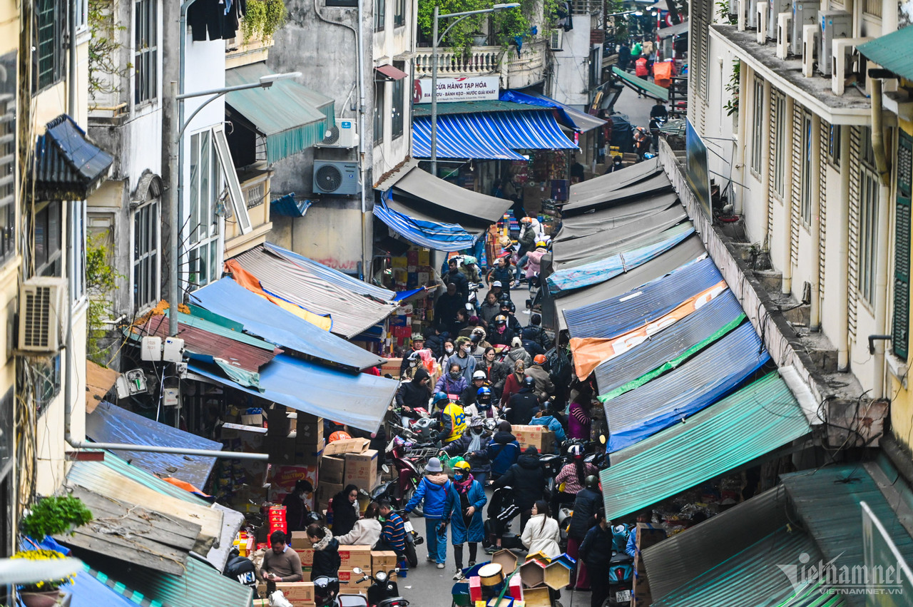 Cảnh chen lấn ở thủ phủ bánh kẹo phố cổ Hà Nội ngày cận Tết-1