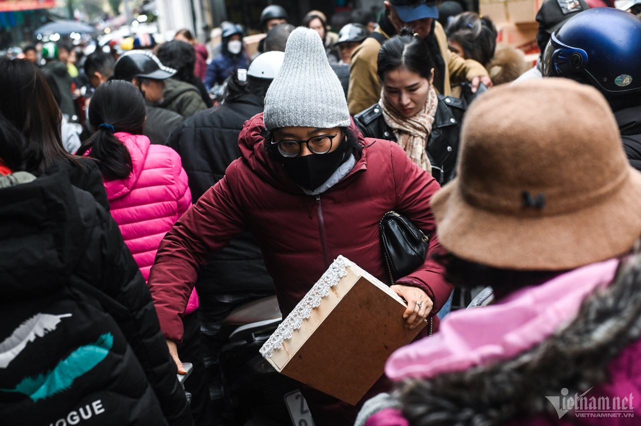 Cảnh chen lấn ở thủ phủ bánh kẹo phố cổ Hà Nội ngày cận Tết-5