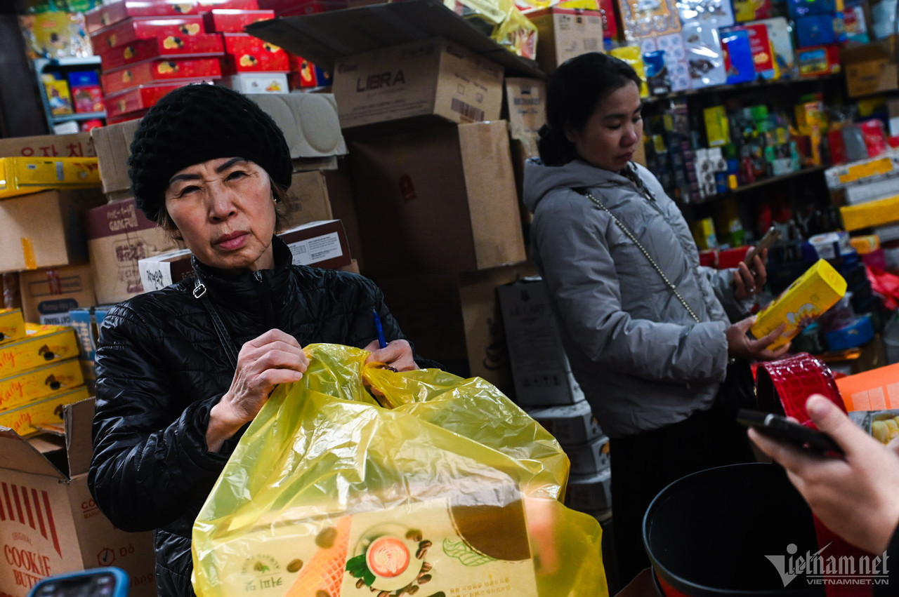 Cảnh chen lấn ở thủ phủ bánh kẹo phố cổ Hà Nội ngày cận Tết-9