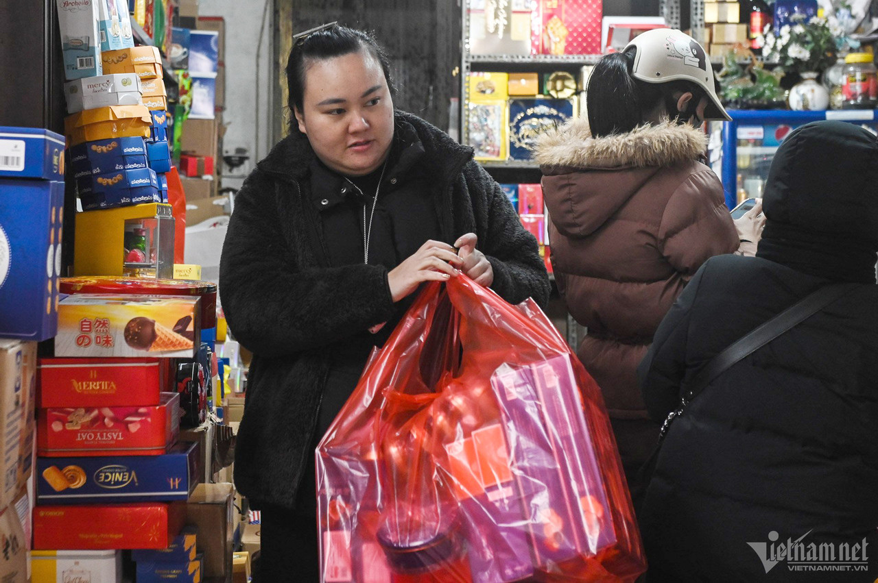 Cảnh chen lấn ở thủ phủ bánh kẹo phố cổ Hà Nội ngày cận Tết-6