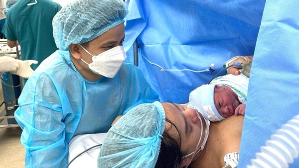Em bé đầu tiên ở Việt Nam được sửa tim khi còn nằm trong bụng mẹ chào đời-1