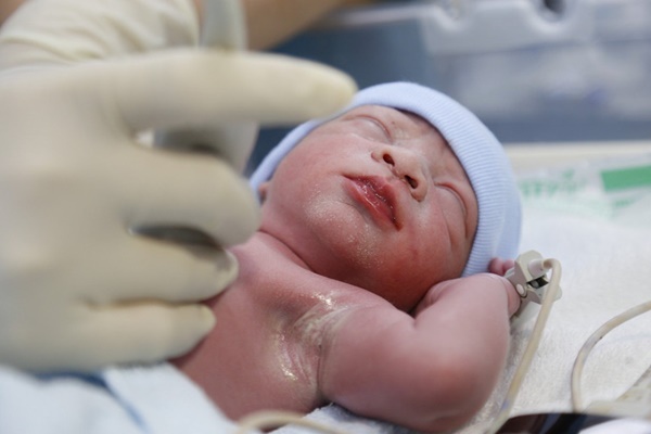 Em bé đầu tiên ở Việt Nam được sửa tim khi còn nằm trong bụng mẹ chào đời-2