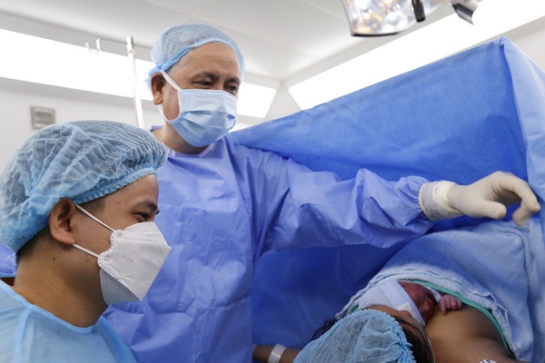 Em bé đầu tiên ở Việt Nam được sửa tim khi còn nằm trong bụng mẹ chào đời-3