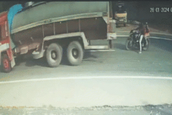 Clip: Dừng sau xe bồn, hai vợ chồng đi xe máy bị xe tải tông tử vong