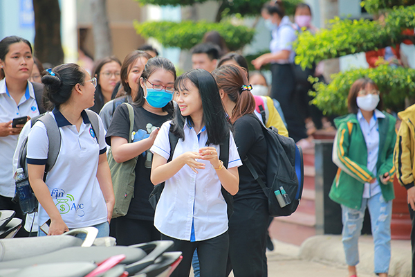 Đình chỉ học một tuần với 8 học sinh đánh hội đồng nữ sinh lớp 7-2