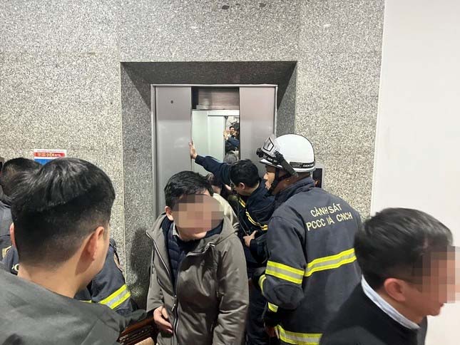 Phá cửa thang máy trụ sở Bộ Công Thương giải cứu 7 người mắc kẹt-1