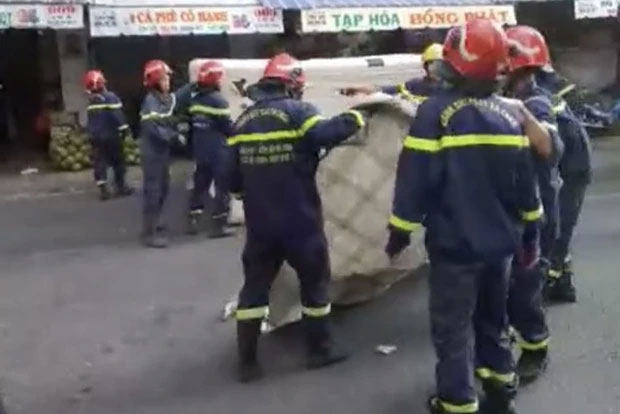 TP HCM: Cứu người phụ nữ định tự tử ở chung cư Sư Vạn Hạnh-1