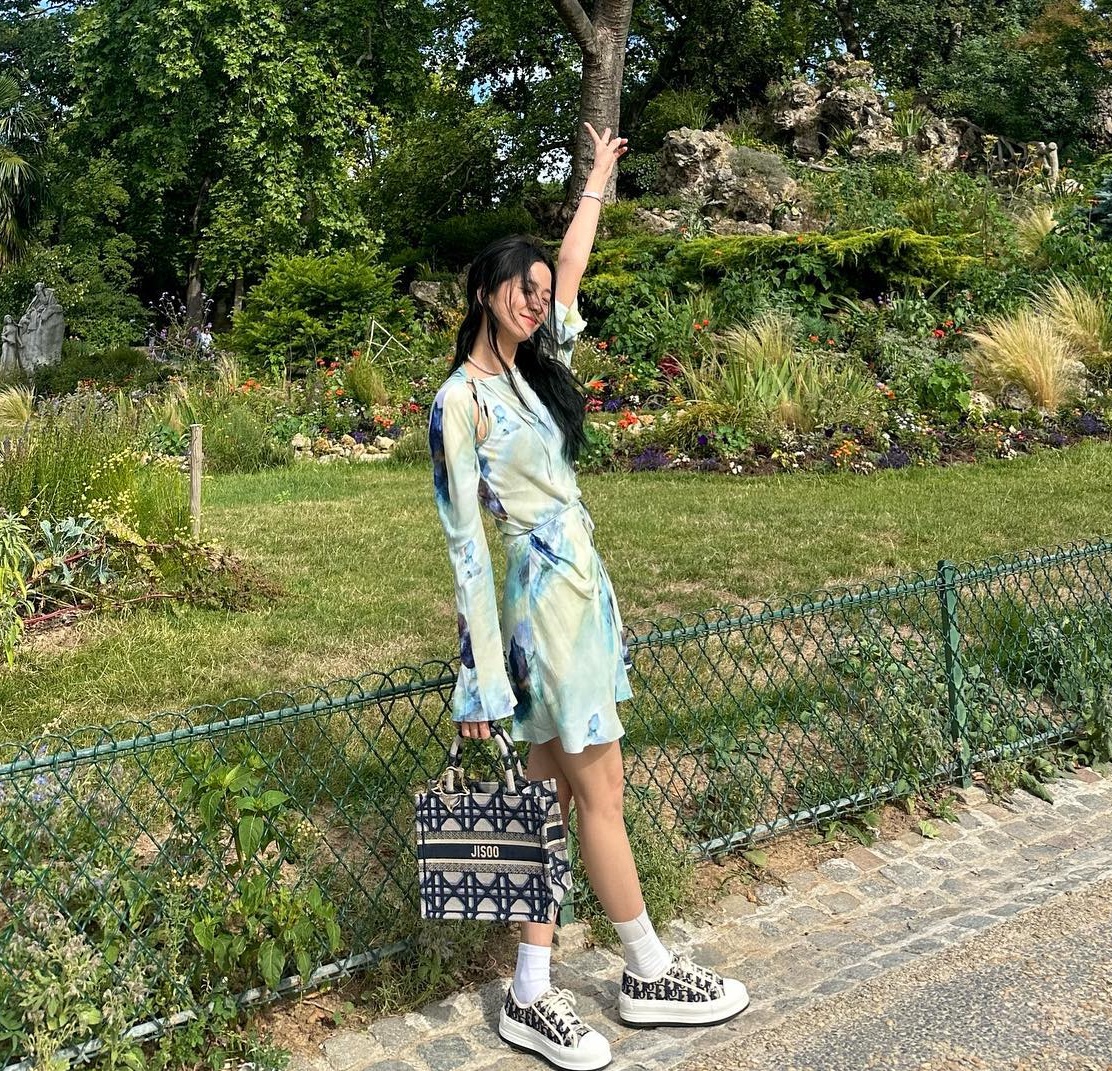 Jisoo gợi ý 10 cách mặc váy ngắn sành điệu, tôn dáng cho nàng có chiều cao khiêm tốn-3