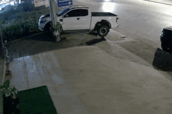 Tài xế đạp nhầm chân ga lao thẳng ô tô vào quán trà sữa-1