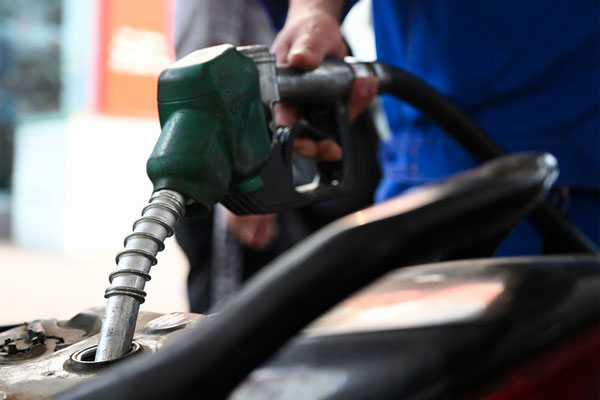 Giá xăng tăng liên tiếp, chính thức vượt 24.000 đồng/lít-1