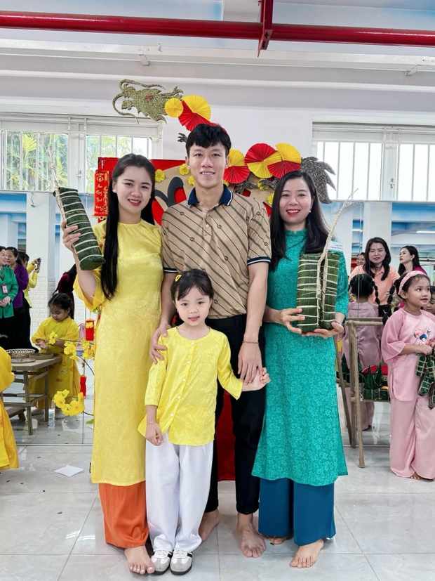 Khoảnh khắc cực hạnh phúc của đội trưởng tuyển đội tuyển Việt Nam và con gái, cùng gói bánh tét hạnh phúc sum vầy ngày Tết-2