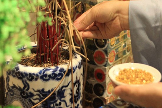 Cách bao sái bàn thờ, rút tỉa chân nhang để cả năm 2024 may mắn