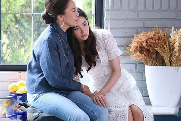 Con dâu bầu không về quê Tết, mẹ chồng đi trăm cây số mang bao giò chả lên cho ăn-1