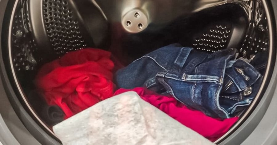 Cho thứ này vào máy giặt, quần áo không còn dính xơ vải, lông và tóc-2