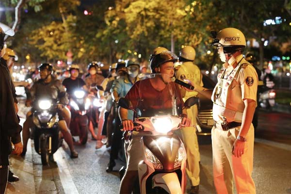 Cảnh sát giao thông Hà Nội giúp đỡ một gia đình 4 người đi lạc trong đêm mưa rét-4