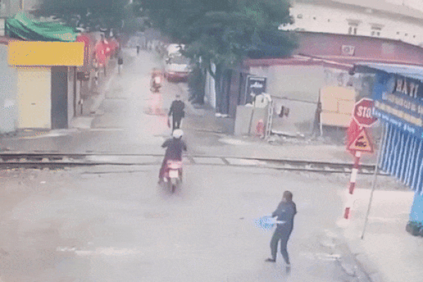 Clip: Khoảnh khắc người phụ nữ bị tàu hỏa tông văng ở Hải Phòng