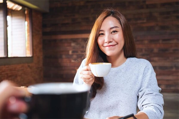 Thấy bạn trai tôi cặm cụi lau phòng, cô bạn thân nhận xét một câu làm tôi bừng tỉnh-2