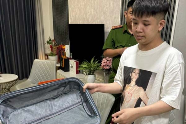 Con khỉ đuôi lợn vào quán cà phê cắn người ở TPHCM-2