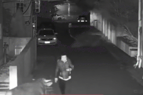 Clip: Bị đánh, bò nổi điên tấn công chủ rồi húc ngã người đi đường-1